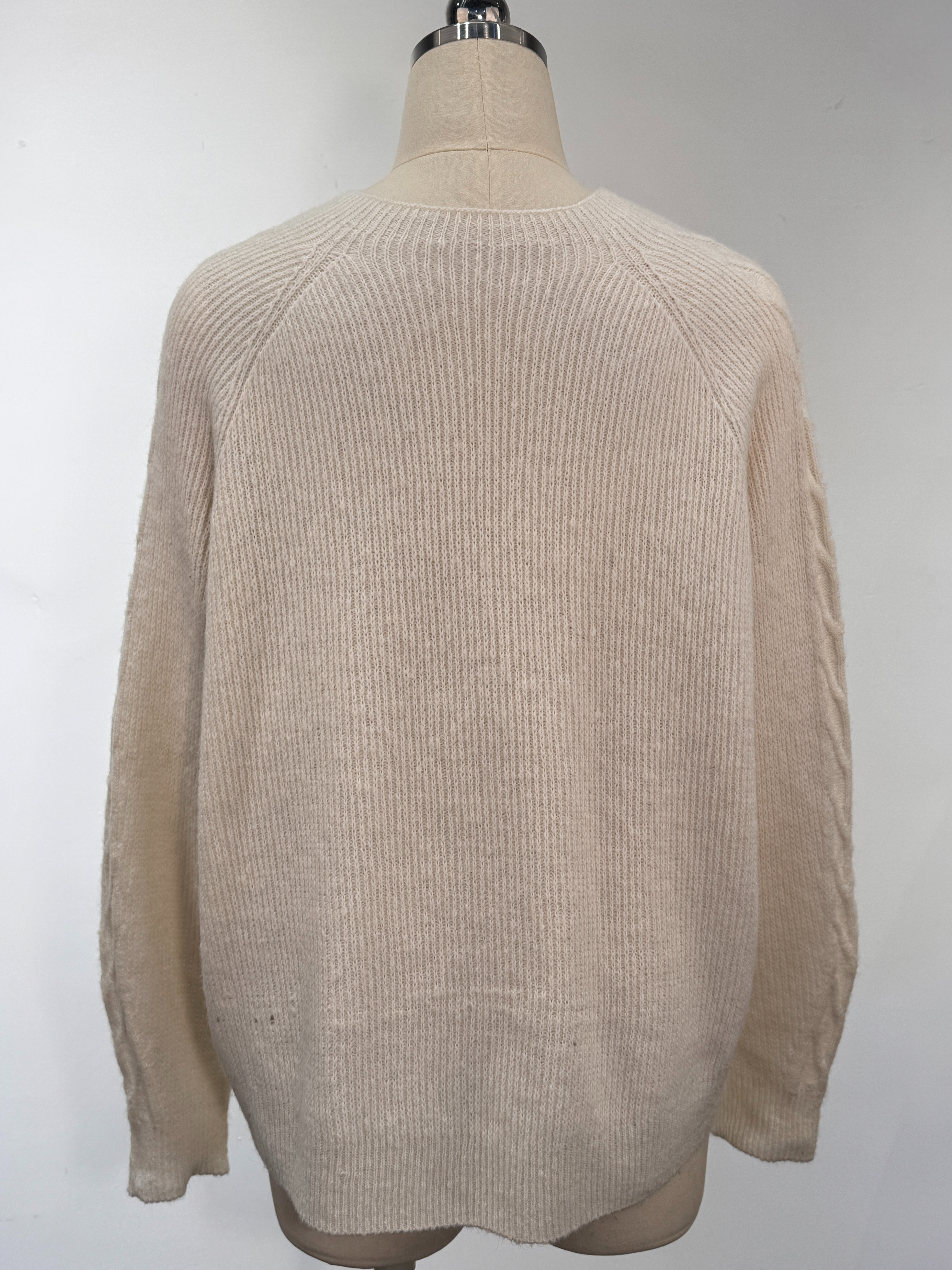 Nahtloser Strick-Pullover mit V-Ausschnitt