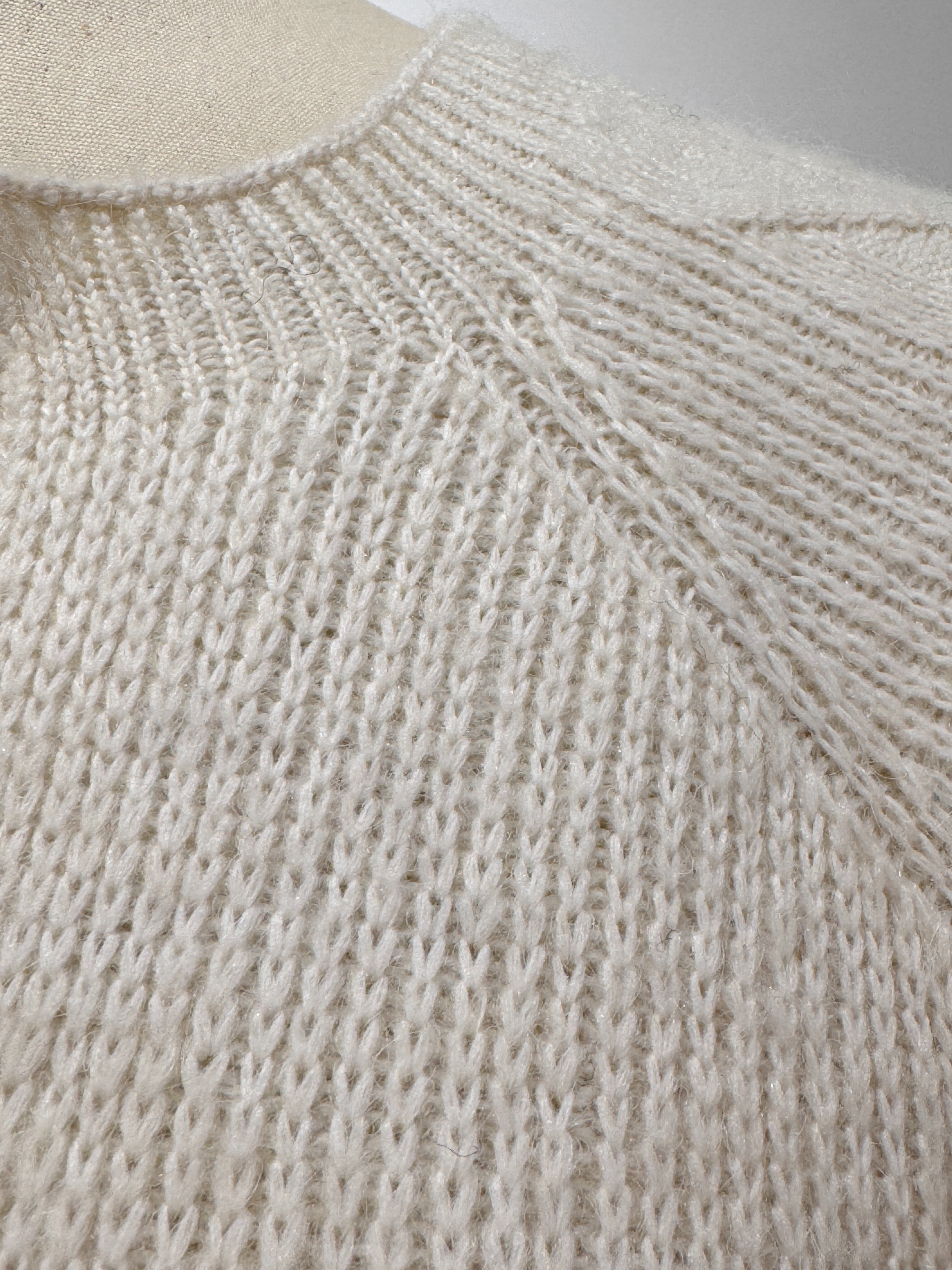 Nahtloser Strick-Pullover mit V-Ausschnitt