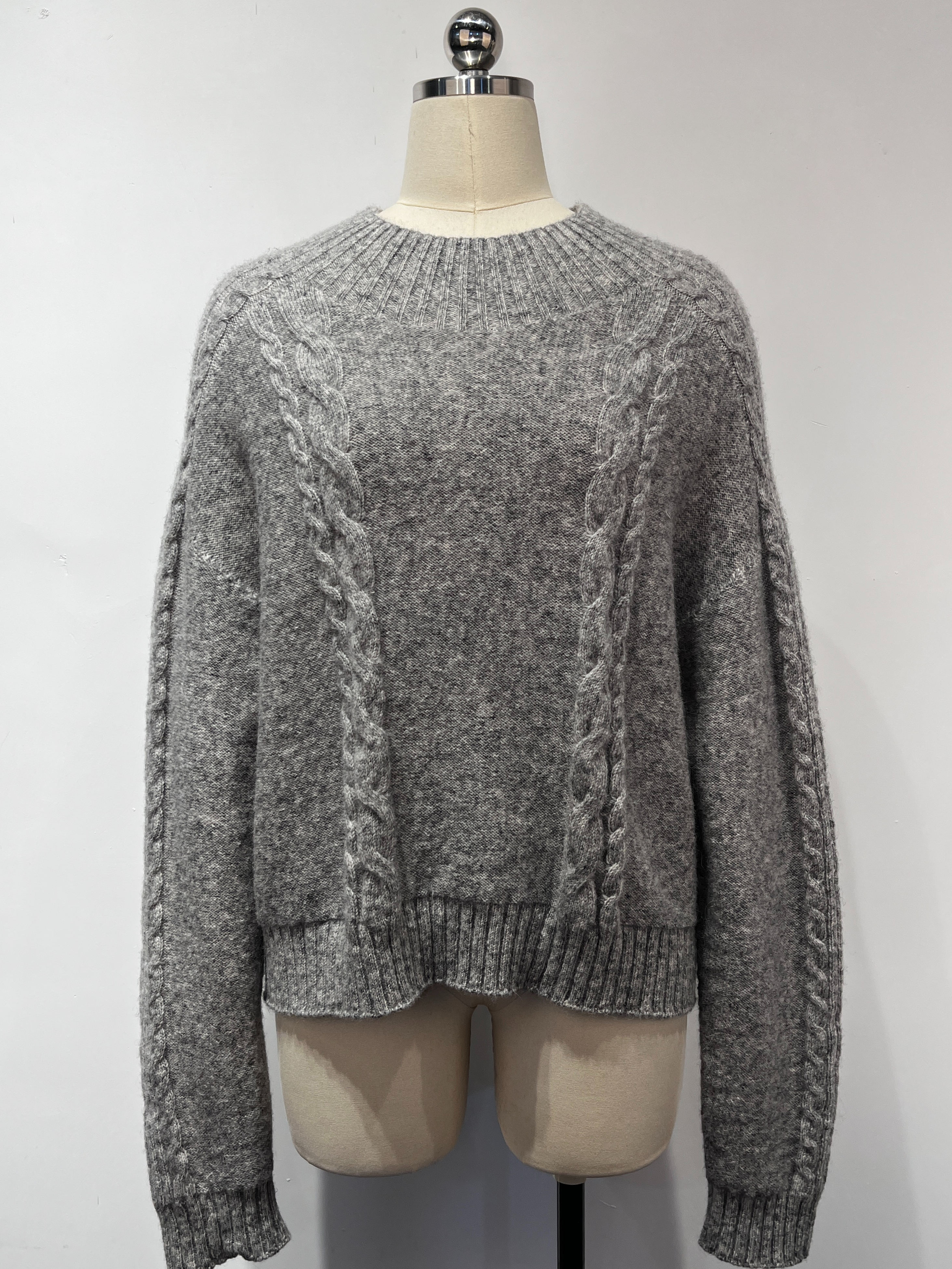 Blend Cable-knit Seamless Sweater